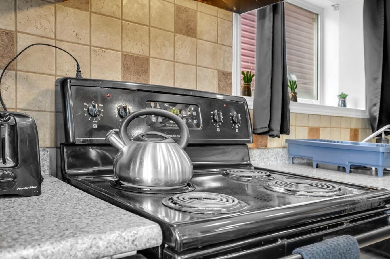52-3 Bed Suite On Lake Central Ac By Airport Calgary Ngoại thất bức ảnh